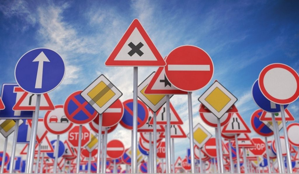 Un nou semn de circulație. Le dă mari bătăi de cap șoferilor în trafic. Ce indică, de fapt