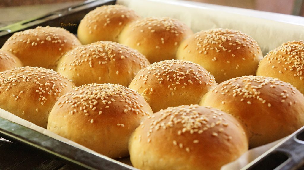 Secretul celor mai pufoase chifle de burgeri. Cum se prepară aluatul, de fapt