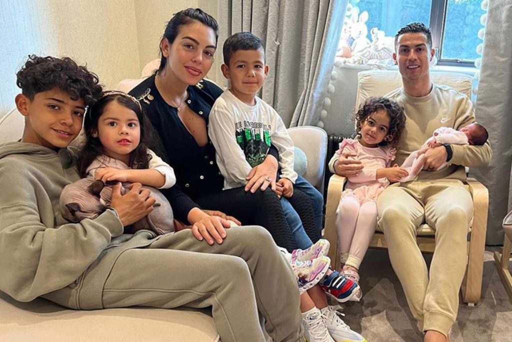 Cristiano Ronaldo si familia lui
