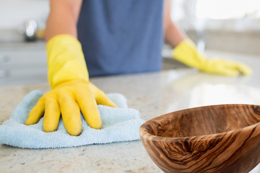 Amestecul eficient care curăță grăsimea de pe mobila din bucătărie. E ieftin și face minuni