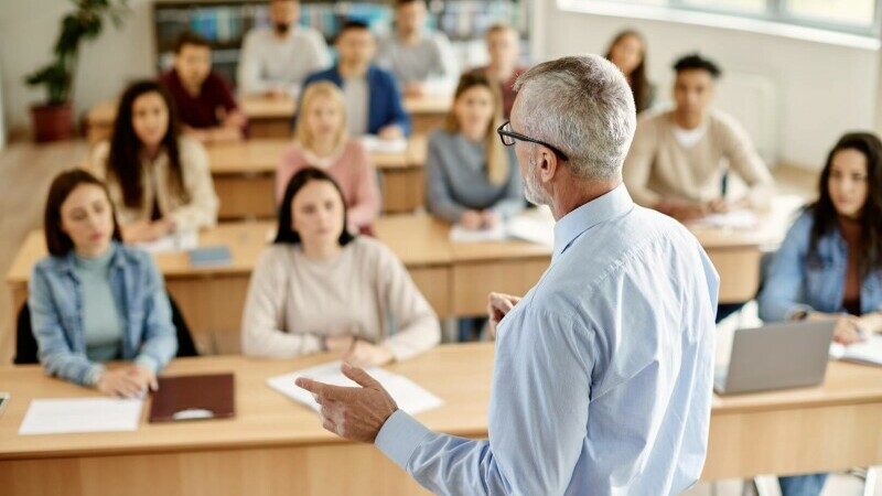 Ce salariu are in Romania un profesor universitar