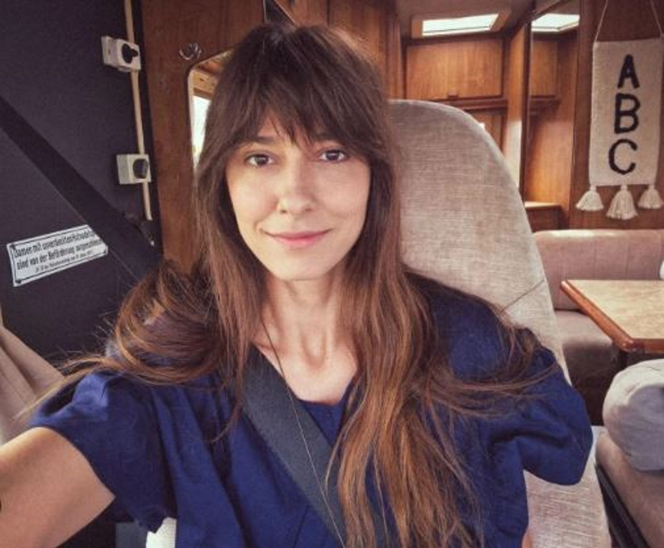 Dana Rogoz revine pe micul ecran în serialul “Groapa”: “Am avut un program atipic de filmare. Pauza de masă era la ora 11.00 noaptea”/ EXCLUSIV VIDEO