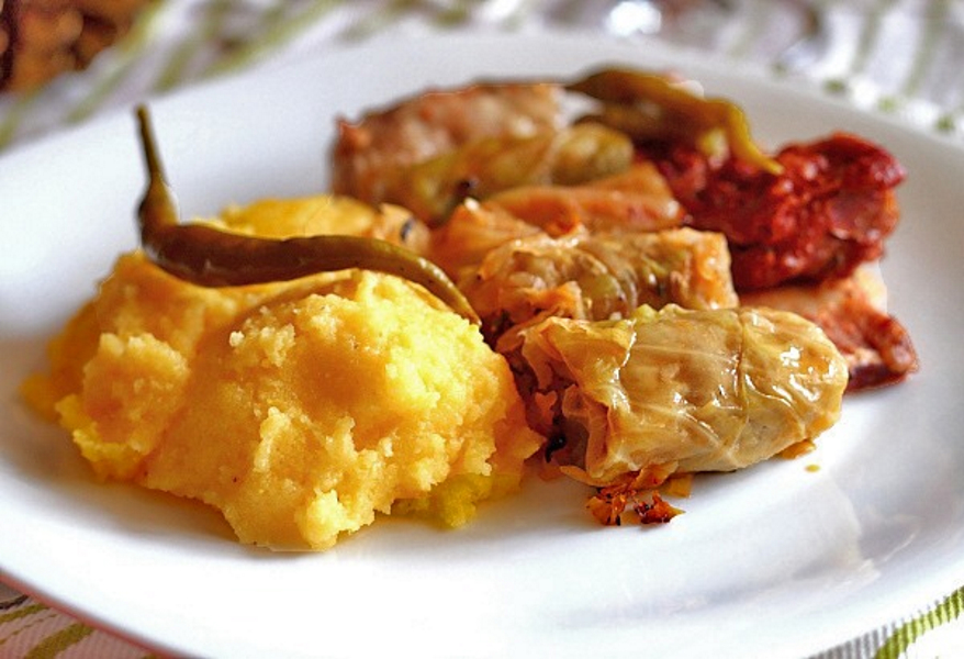 De ce sa nu mai pui oua in sarmale, de fapt. Trucul genial al bucatarilor pentru un gust desavarsit