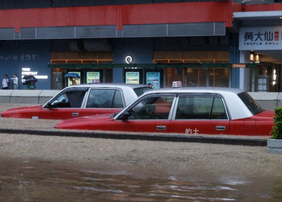 Cod negru de furtuna in Hong Kong