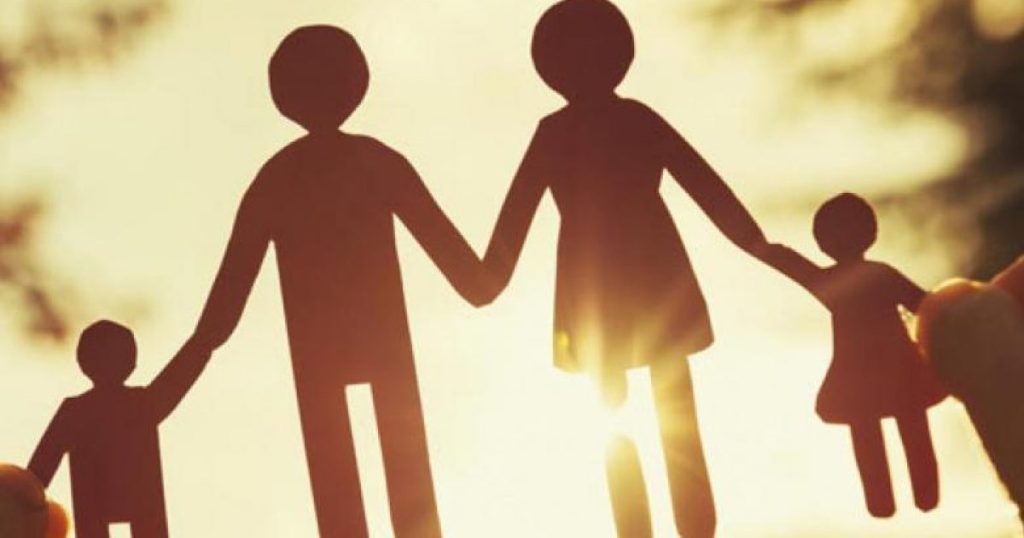 Românii muncesc prea mult și neglijează viața de familie. Cât timp mai petrec alături de cei dragi