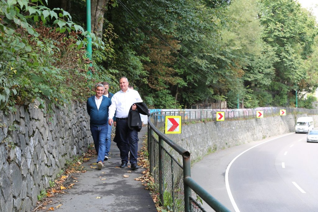 În jumătate de an, valoarea a două pasarele pietonale din Sinaia a crescut cu peste un milion de euro