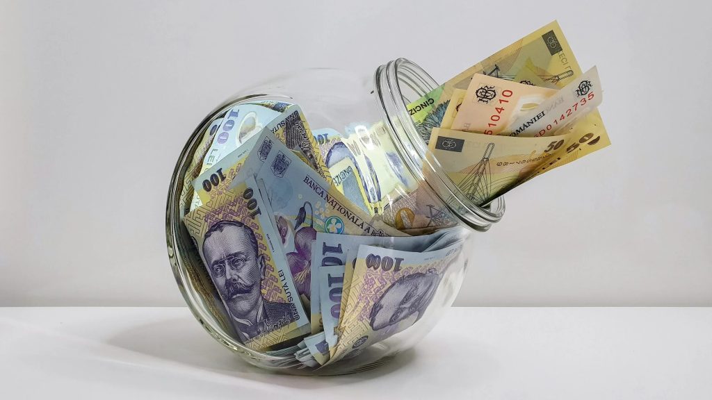 Cine sunt românii care ar putea primi voucher de 1000 de lei de Crăciun. Ce spun oficialii de la Guvern