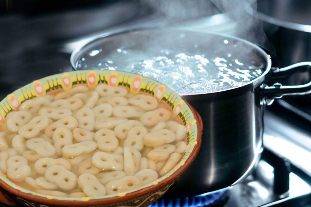 Mucenici fierți, rețeta tradițională. Cum faci cei mai aromați mucenici în zeamă