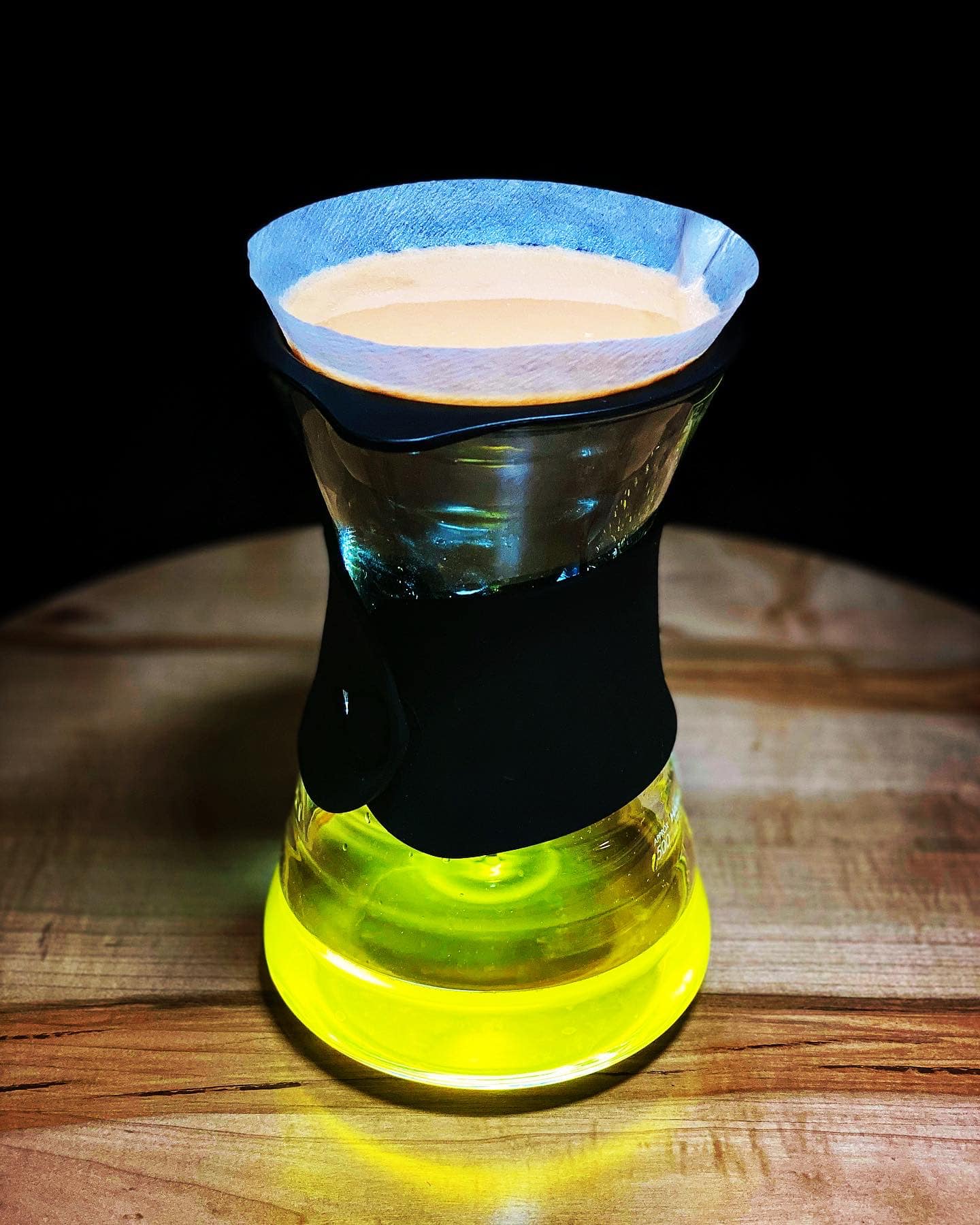 Clarifierea unui cocktail cu ajutorul laptelui printr-un filtru de cafea