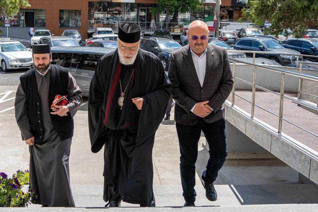 Ion Mînzînă, alături de Înalt Prea Sfințitului Părinte Calinic la sfințirea paraclisului amenajat în în incinta clădirii Consiliului Județean