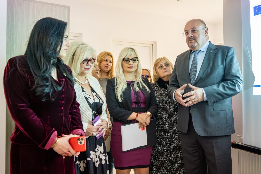 Ion Mînzînă și ministrul Muncii, Simona Bucura Oprescu, la inaugurarea Complexului de patru Locuințe Protejate și Centru de Zi din comuna Tigveni