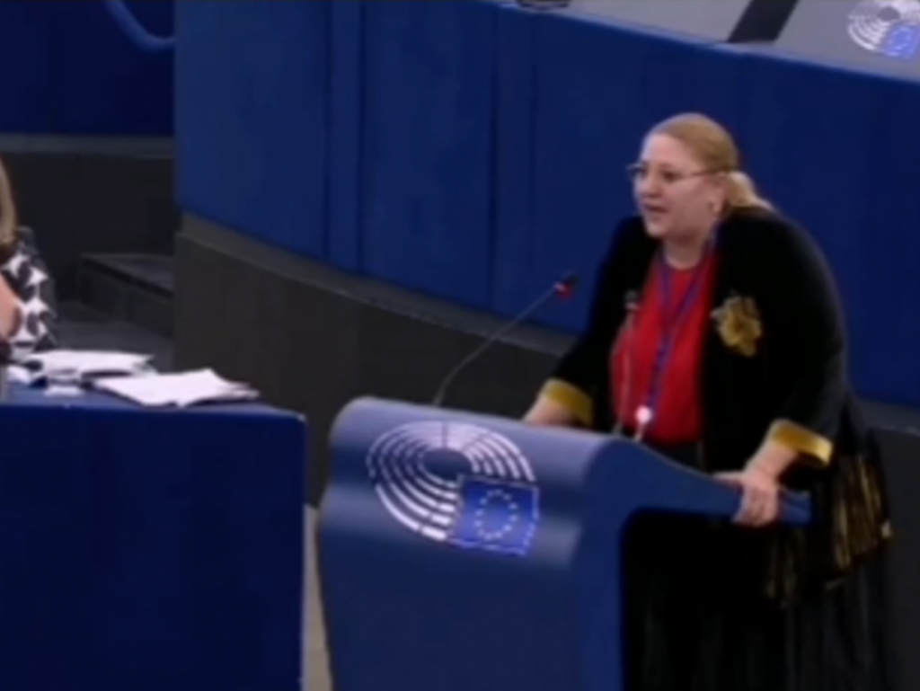 Diana Șoșoacă, prințesa războinică autoexilată la Bruxelles, s-a trezit cu microfonul tăiat în Parlamentul European după ce a zis că Dumnezeu nu e vaccinat