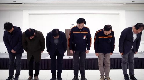 Șeful companiei Jeju Air se înclină și își cere scuze