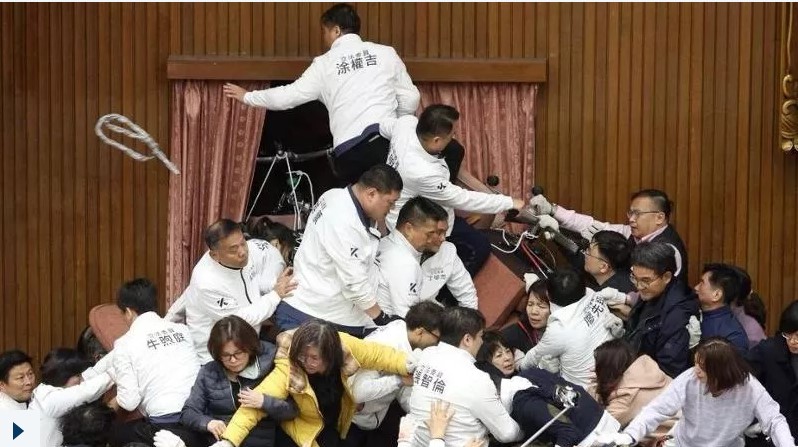 În așteptarea intrării în pâine a Parlamentului din România, o bătaie pe cinste s-a încins în legislativul din Taiwan