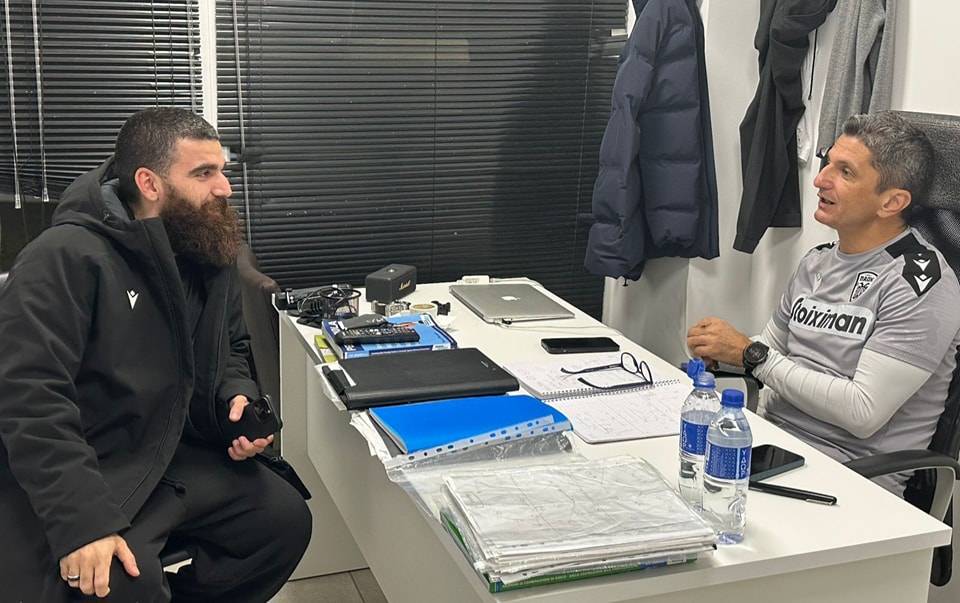 Răzvan Lucescu stă cu pantalonii agățați pe perete