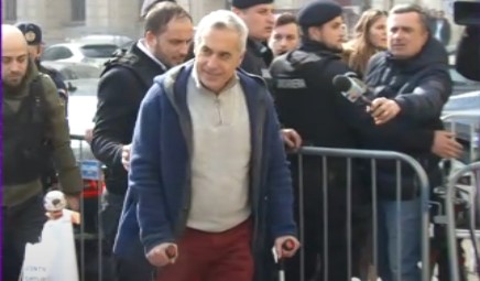 Călin Georgescu, adus în cârje la Parchet. George Simion a venit nechemat