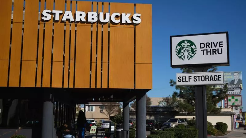 Starbucks elimină 1.100 de locuri de muncă. Angajații disponibilizați află dacă sunt dați afară în timp ce lucrează inteligent