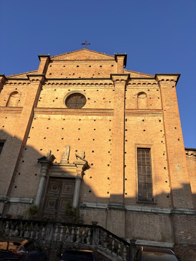 Preotul Iurie Ursache, salvatorul unei biserici din Piacenza: „Multe biserici din Italia sunt transformate în parcări, în magazine sau sunt demolate. Biserica aceasta a rămas biserică! Nu a devenit altceva cu aspect de biserică.”
