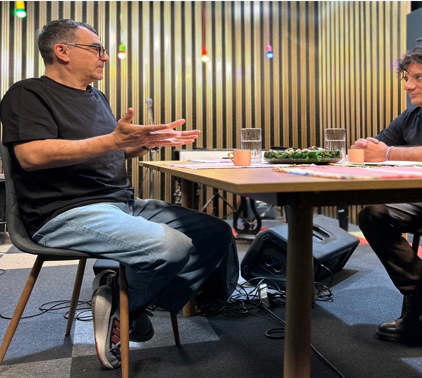 PRINTRE ARTIȘTI CU MARIUS MIHALACHE: UN PODCAST CU ARTIȘTI DESPRE ARTIȘTI PENTRU VIITORII ARTIȘTI ȘI PENTRU TOȚI CEI CARE VOR SĂ AFLE POVEȘTILE DIN SPATELE SUCCESULUI UNORA DINTRE CEI MAI ÎNDRĂGIȚI ARTIȘTI