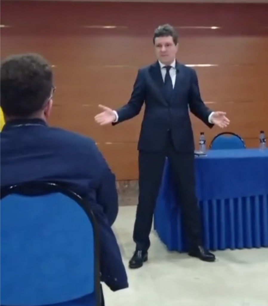 Nicușor Dan s-a întâlnit cu 11 români din Spania, din care 12 veniseră la întâlnire ca să îl troleze