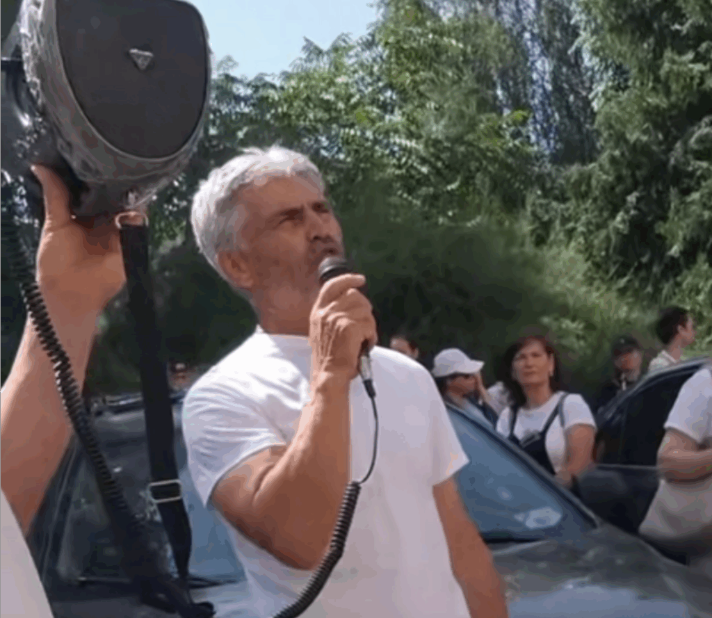 Nea Ilie de la Lungulețu mai are puțin și îi ia locul lui nea Călin de la Izvorani în inimile dacilor frumoși și liberi