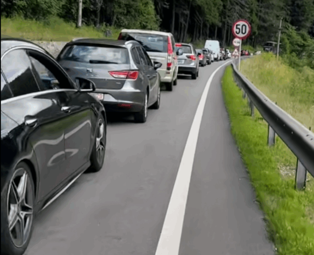 Rovinieta se scumpește la 50 de euro pe an. Dar e normal: stai mai mult blocat pe DN1, plătești mai mult taxa de drum