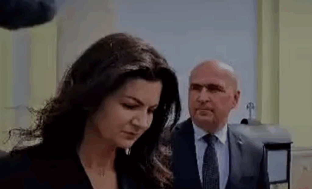 Prima apariție publică a premierului Bolojan alături de frumoasa sa parteneră de viață. Măcar de aici nu a tăiat nimic!