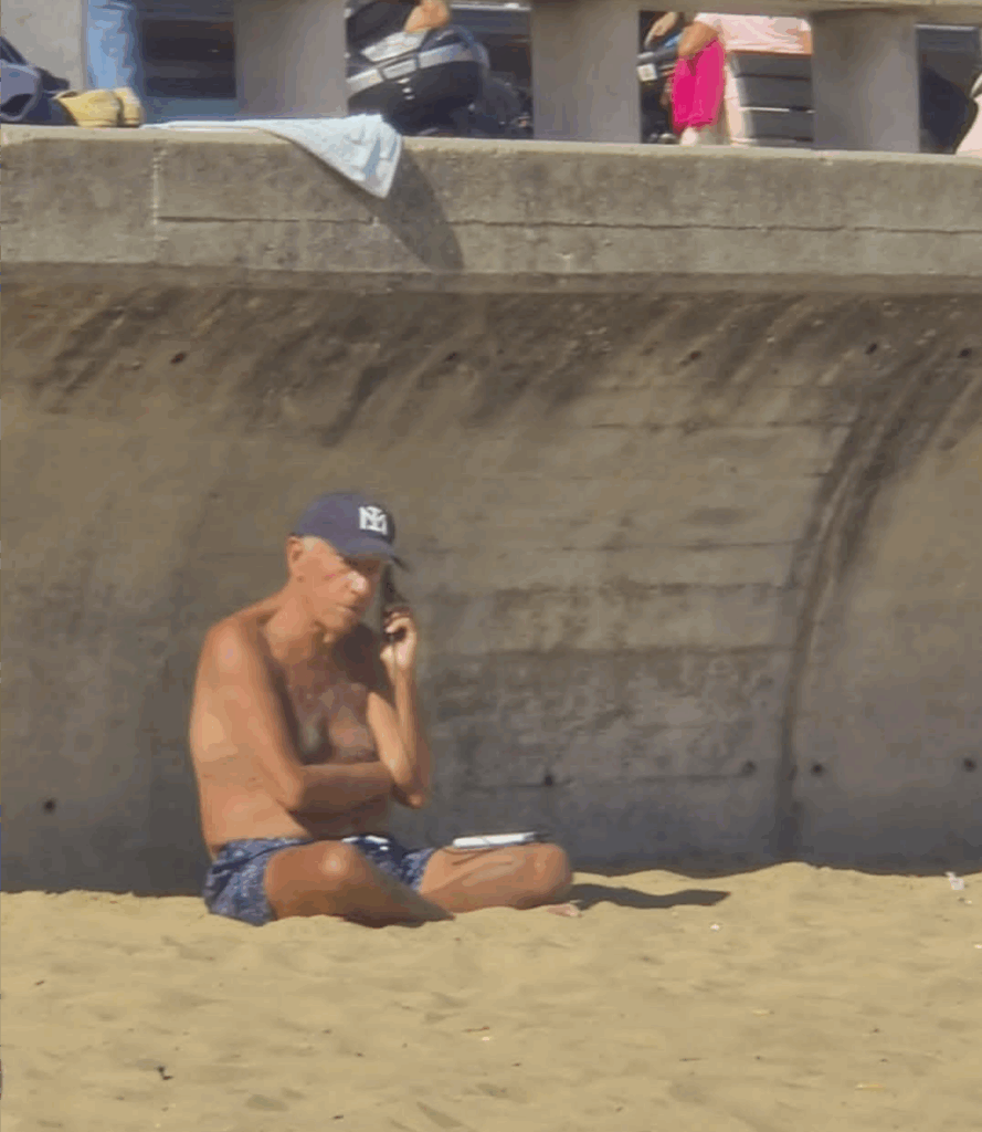 Președintele Portugaliei la plajă. Dacă era președintele ales al Daciei, avea 7 bodyguarzi
