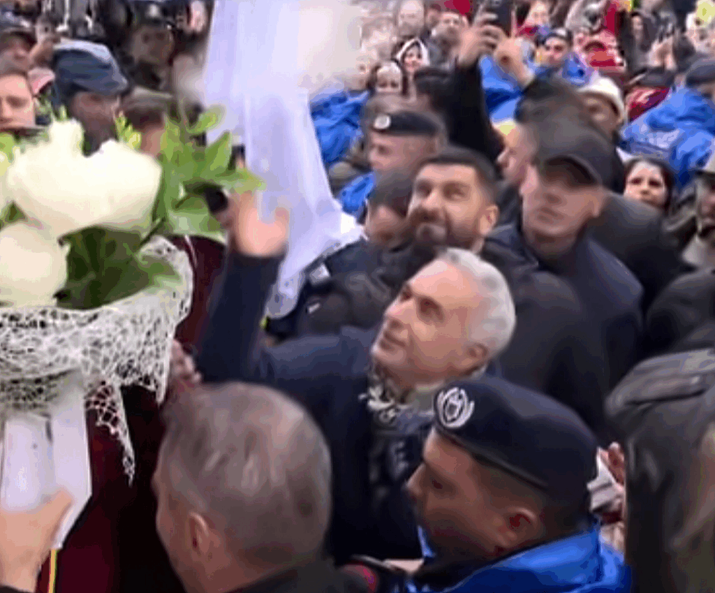Călin Georgescu a eliberat porumbei albi cu găinaț negru pentru mașinile albe și alb pentru mașinile negre