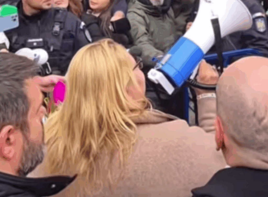 Diana Șoșoacă a rămas fără telefon când își făcea loc printre simpatizanți să intre la Parchetul General. De aia e liniște pe net
