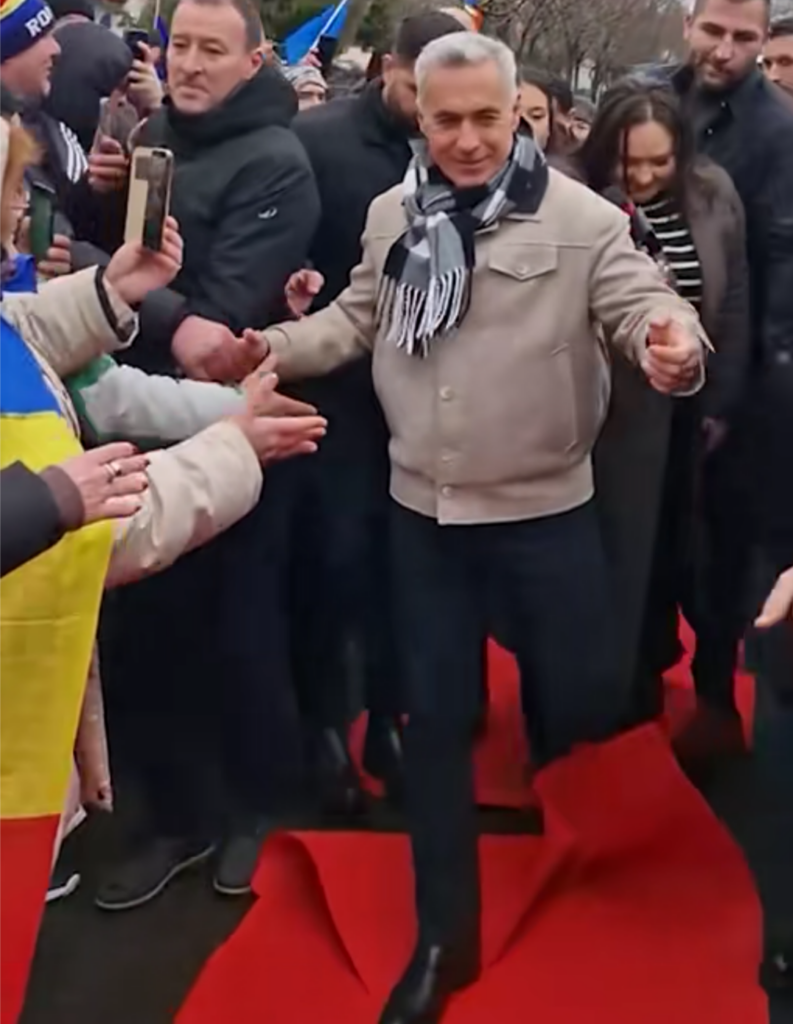 S-a rupt covorul roșu sub Călin Georgescu. Noroc că pantalonii aceia roșii cu care dl Georgescu apare în alte ocazii sunt dintr-un material mai rezistent