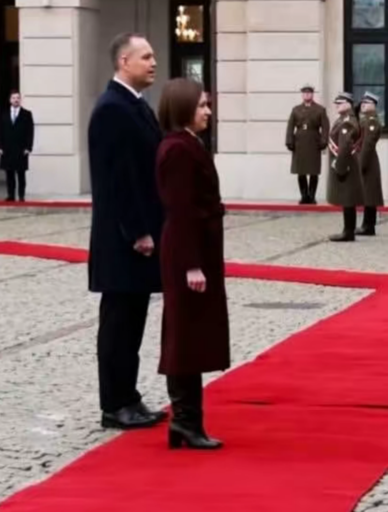 Nici președintele Poloniei nu a nimerit covorul roșu. Dar era de așteptat: nici el nu e „ales”