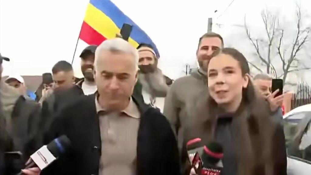 Cineva a pus greșit dungile la drapelul din spatele domnului Călin Georgescu