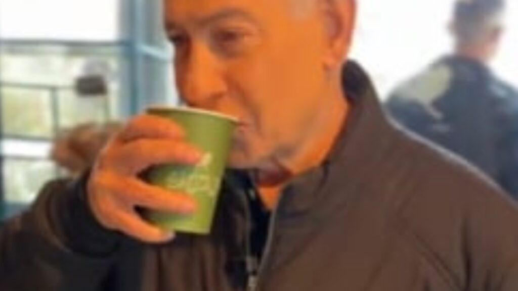 Netanyahu a răspuns cu ironie și o linguuriță de zahăr la zvonurile din Iran cum că ar fi decedat: „Sunt mort după cafea”