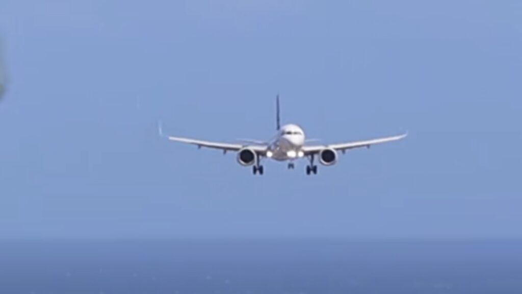 „Locurile goale” din avionul în care nu a fost lăsată fiica lui Victor Ponta erau de fapt ocupate de cetățeni străini. Urmează noi valuri de naționalism la televiziuni