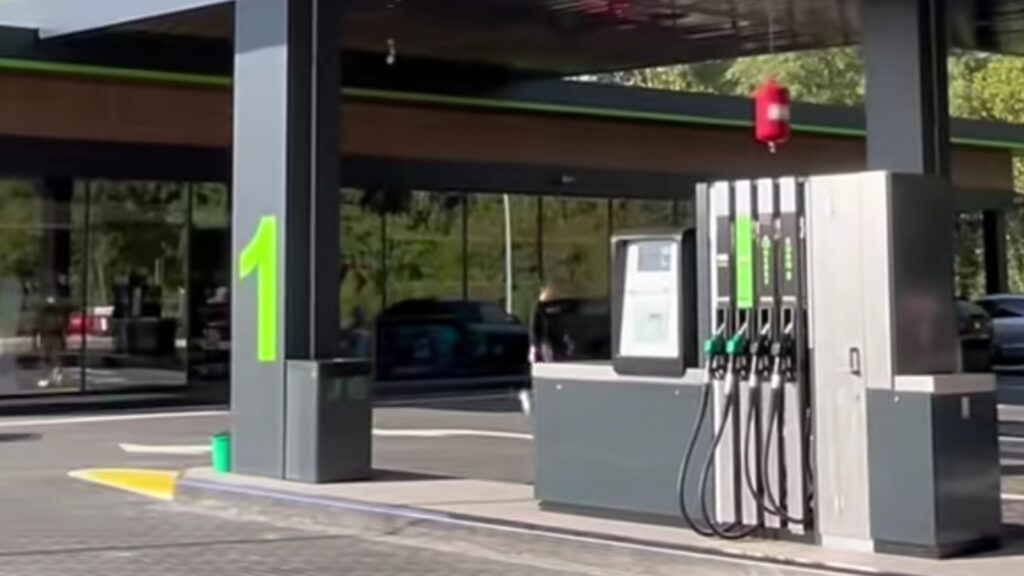 România ar risca o penurie de combustibil în câteva săptămâni. Dar măcar rămânem cu ăia 50 de lei