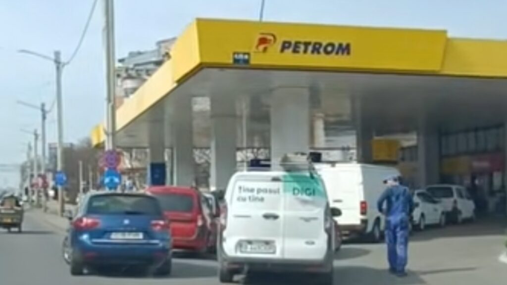 Efectul lui „Eu tot de 50 de lei pun”: alimentăm mai des și așa apar cozile la benzină scumpă