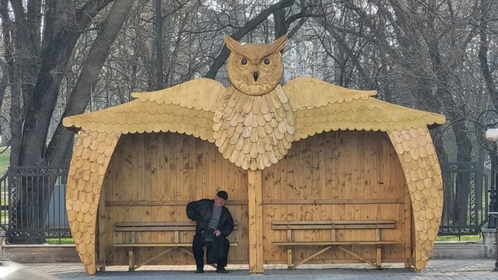 Olguța Vasilescu a făcut în Craiova o stație de autobuz în formă de cucuvea. Dar mai nimerită ar fi fost o barză
