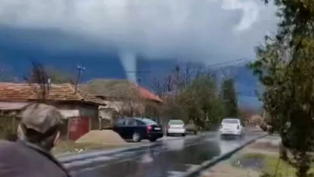 Tornadă în Teleorman. Norocul multor localnici e că sunt săraci și tornada nu a avut ce să le ia din curte