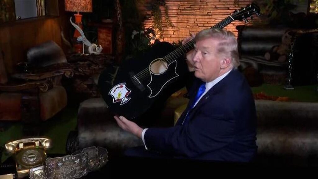 Trump a mâzgălit pe o chitară a lui Elvis