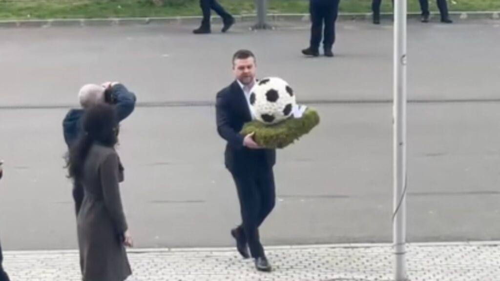 Coroana pe placul lui Mircea Lucescu