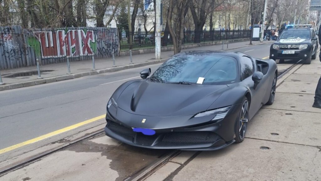 București: un Ferrari a fost ridicat de poliție deoarece era parcat pe linia de tramvai încurcând circulația BMW-urilor
