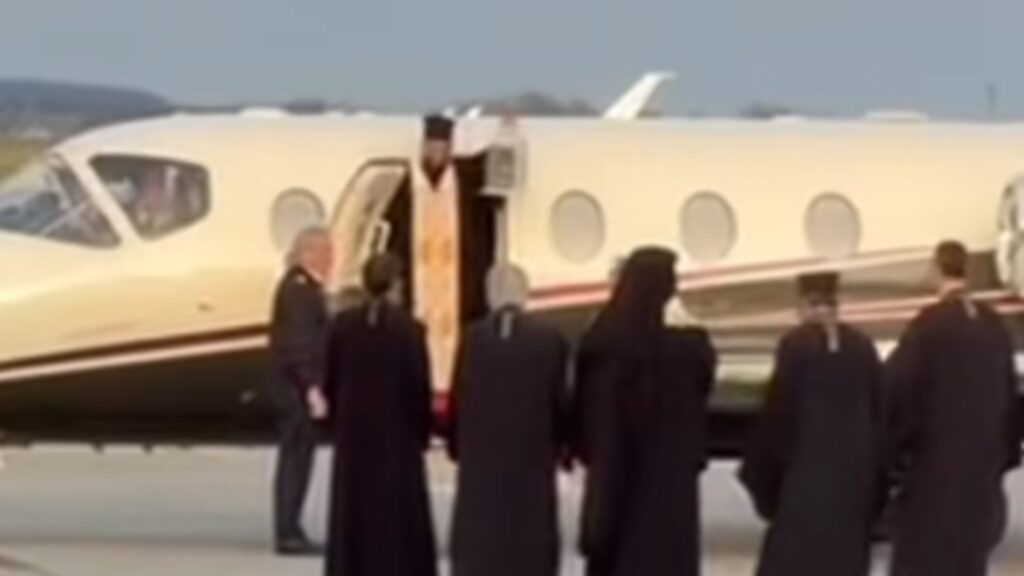 Lumina Sfântă de la Ierusalim a aterizat pe Otopeni. Și era să se stingă când a văzut prețurile de pe aeroport