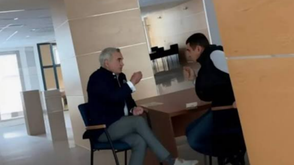 Biblioteca Națională îi amenință pe George Simion și pe Călin Georgescu că, dacă mai intra acolo, vor fi puși să citească o carte