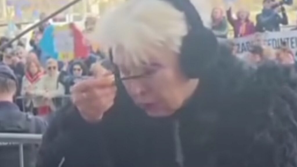 Silvia Dumitrescu, surprinsă aranjându-se cu rimel pentru întâlnirea istorică cu Călin Georgescu