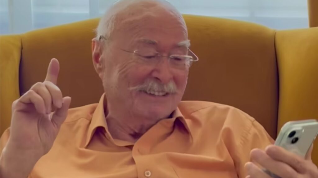 Tudor Gheorghe, dat de presă ca „internat în stare gravă”, râde de incompetența presei din fotoliul de la hotel