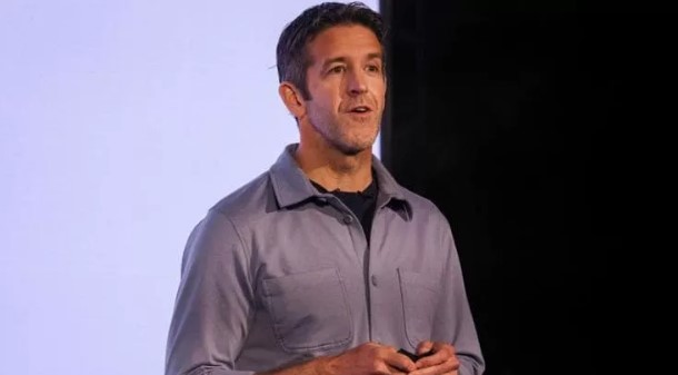 Cine este John Ternus, următorul CEO al Apple care îl va înlocui pe Tim Cook