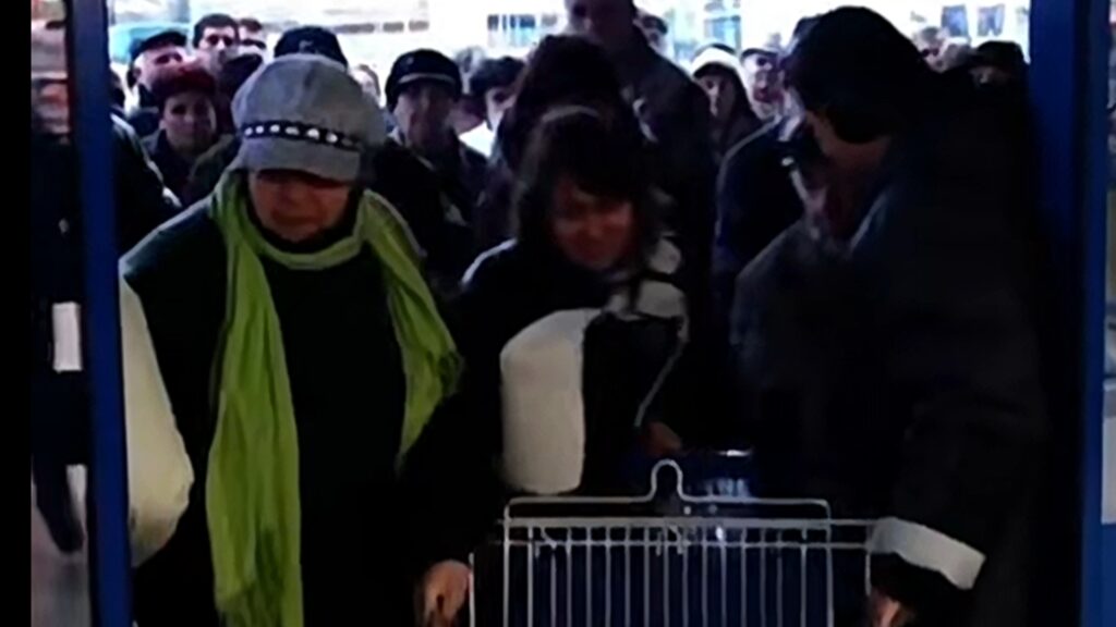 Săptămâna patimilor la coadă la Lidl pentru miel la reducere