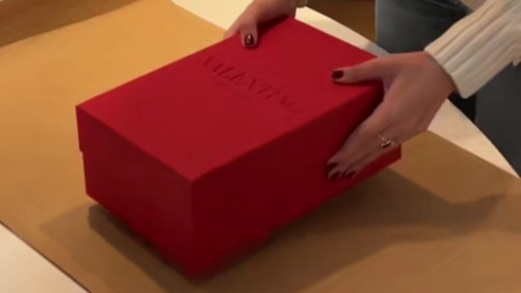 Ultim țeapă de pe internet: cutia de pantofi cu pantofi