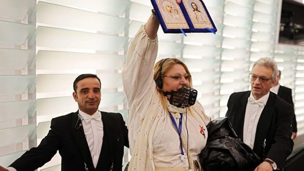Diana Șoșoacă și-a făcut singură expertiza psihiatrică, iar rezultatul e clar: toți ceilalți sunt nebuni
